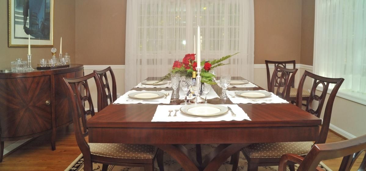 Transitional mahogany dining room set
